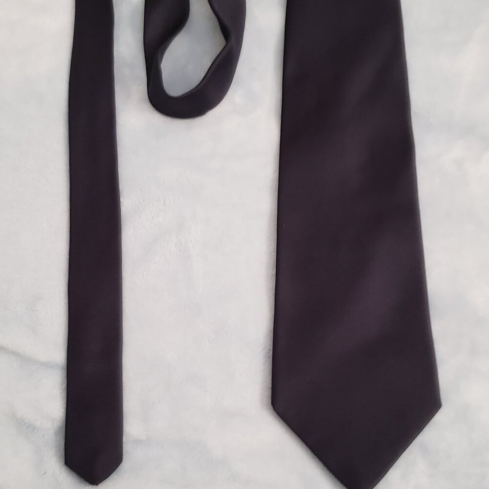 Solid navy men's tie from Lord and Taylor